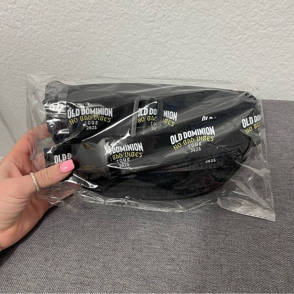 NWT Old Dominion No Bad Vibes Tour 2023 Fannypack - Picture 5 of 5